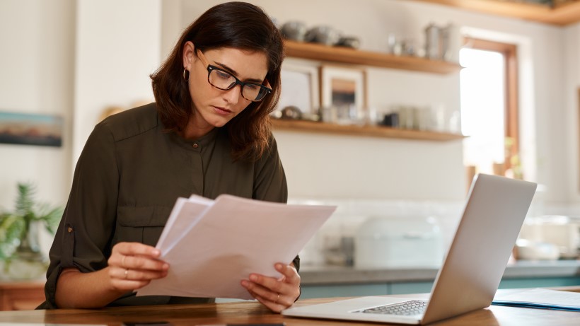 Femme regardant des papiers / illustration portabilité