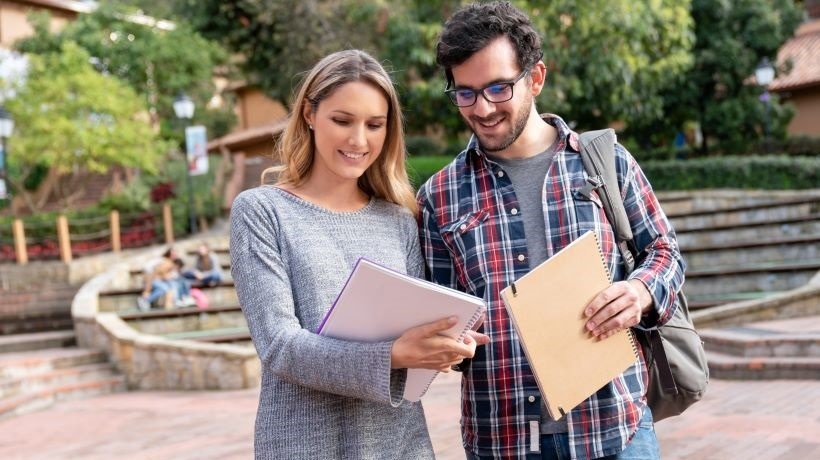Photo d'un homme et une femme en extérieur illustrant le lancement du mois de l'ESS