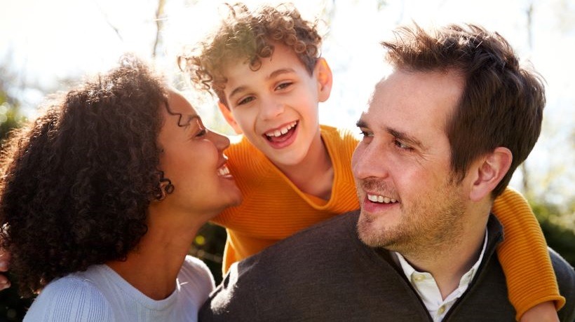 UNe famille souriante pour illustrer le barometre prospectif