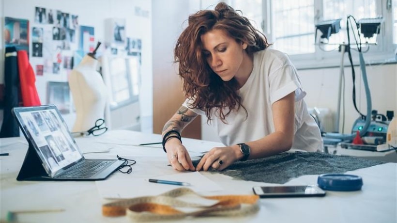 Personne qui crée des habils textile